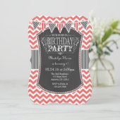 Coral Chalkboard Chevron Birthday Invite Kaart (Staand voorkant)