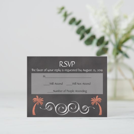 Coral Chalkboard Script Beach Bruiloft RSVP Antwoo Uitnodiging Briefkaart (Staand voorkant)