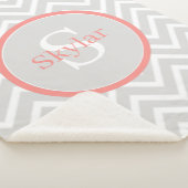 Coral Chevron Monogram Sherpa Deken (3/4)