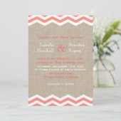 Coral Chevrons op Burlap Wedding Invitation Kaart (Staand voorkant)