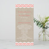 Coral Chevrons op Burlap Wedding Program Programmakaart (Staand voorkant)