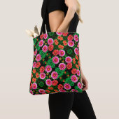 Coral Dahlia Fantasy met groene bladeren Tote Bag (Dichtbij)