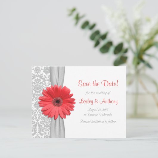 Coral Daisy Grey Damask Bruiloft Save the Date Aankondigingskaart (Staand voorkant)