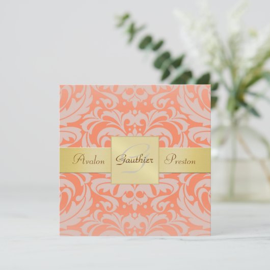 Coral Damask Monogram Gold Ribbon Uitnodiging (Staand voorkant)