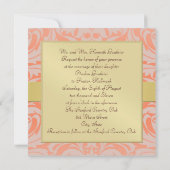 Coral Damask Monogram Gold Ribbon Uitnodiging (Achterkant)