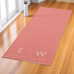 Coral Elegant Modern Minimalistisch Monogram Naam Yogamat<br><div class="desc">Verhoog uw praktijk met deze Coral Elegant Modern Minimalistisch Monogram Naam Yoga Mat. Ontworpen met eenvoud en sophisticatie in het achterhoofd, heeft deze mat een gepersonaliseerd monogram en een naam tegen een frisse koraalachtergrond. De minimalistische lay-out en kalmerende kleur creëer vormen een stijlvolle en serene basis voor yoga, pilates of...</div>