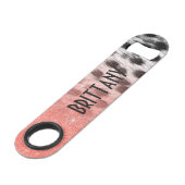 Coral Faux Glitter op zwart-witsneeuwmonogram Speed Flessenopener (Voorkant Gekanteld)