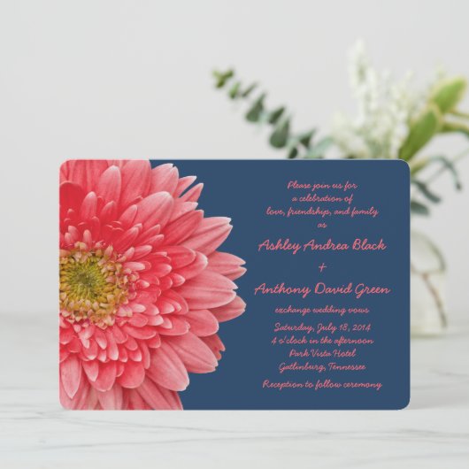 Coral Gerbera Daisy Navy Blue Wedding Invitation Kaart (Staand voorkant)