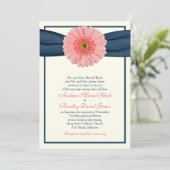 Coral Gerbera Navy Ribbon Wedding Invitation Kaart (Staand voorkant)
