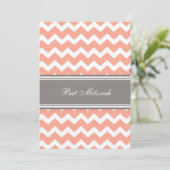 Coral Gray Chevron Bat Mitzvah Invitaties Kaart (Staand voorkant)