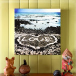 Coral Love Heart Hawaii Black Sand Beach foto Canvas Afdruk<br><div class="desc">"Liefde", ontspan en geniet van de schoonheid van dit ongerepte zwarte zandstrand op Big Island terwijl je kijkt naar deze canvasfoto-afdruk van de kust van Hawaiian. Ik heb het geluk dat ik dit 'liefdeshart' gezien heb gemaakt van koraalstenen, terwijl ik 's avonds laat op dit strand wandelde. U kunt deze...</div>