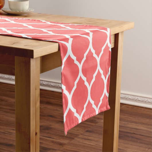 Coral Moroccan Quatrefoil Korte Tafelloper (Voorbeeld)