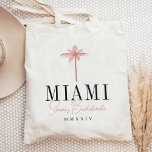 Coral Palm Tree gepersonaliseerde vrijgezellenfees Tote Bag<br><div class="desc">Welkom vrienden op je vrijgezellenweekend met deze schattige gepersonaliseerde canvas tassen. Perfect voor strandelijke of tropische locaties,  dit ontwerp heeft een koraalroze palmboom silhouet illustratie met uw bestemming eronder (getoond met Miami) in klassieke serif belettering. Voeg jouw naam(s) of gelegenheidsnaam hieronder toe in handgeschreven cursief schrift,  evenals het jaar.</div>