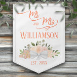 Coral Peach Floral Boho Chic & Mrs Wedding Wimpel<br><div class="desc">Deze vlag is mooi, stijlvol en leuk. Het is ontworpen om de newlyweds te vieren en bevat een elegant boho-schitterend ontwerp met een cluster van met de hand geverfde waterverf rozen, bloesems en tuinbladeren in tinten koraal, perzik en licht sinaasappel. De elegante scripttekst luidt: Mr en Mrs. met de achternaam...</div>