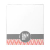 Coral Peach Gray Chevrons Custom Triple Monogram Notitieblok (Voorkant)