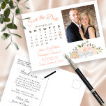 Coral Peach Rozen Foto en agenda Opslaan datum Aankondigingskaart<br><div class="desc">Deze trouwe bruiloft Save the Date briefkaart heeft een elegant bloemontwerp voor de waterverf met een boeket van prachtige handbeschilderde rozen en bloesems in koraalschoppen, perzik of licht sinaasappel. De linkerkant van de kaart heeft een klantgerichte kalender met een hart rond uw trouwdatum, evenals ruimte voor uw namen, de plaats,...</div>