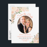 Coral Peach Rozen Oval Foto Weddenschap Save the D Aankondigingskaart<br><div class="desc">Deze trouwe bruiloft Save the Date briefkaart heeft een elegant waterverf floreel ontwerp met uw foto in een ovaal gevormd lijst omgeven door prachtige handbeschilderde rozen en bloesems in tinten van koraal, perzik en licht sinaasappel. De typografie kenmerkt het fancy manuscript dat met ruimte voor uw namen, de trouwdatum, en...</div>
