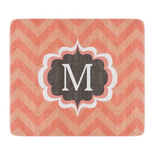 Coral Pink Chevron Pattern Aangepast monogram Snijplank (Voorkant)
