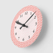 Coral Pink Chevron Pattern Ronde Klok (Hoek)