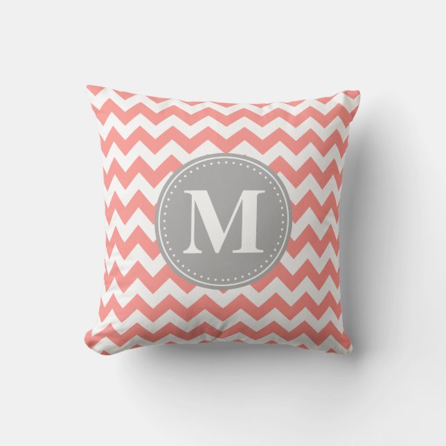 Coral Pink Chevron Zigzag Gray Monogram Kussen (Voorkant)