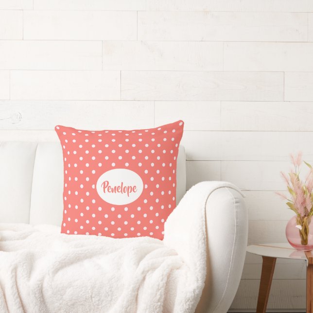 Coral Pink Classy Polka Dot Pattern met naam Kussen (Bank)