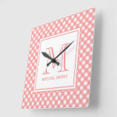 Coral Pink Country Style Gingham Pattern Monogram Vierkante Klok (Hoek)