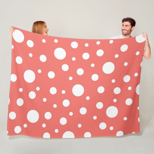 Coral Polka Dot Fleece Deken (In situ)