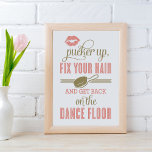 Coral Pucker omhoog en herstel uw haardamestoestel Poster<br><div class="desc">'Pucker Up,  Fix Your Hair and Get Back on the Dance Floor'  trouwbord in de stijl van het poster om te tonen in de damesbadkamer. Pijnstokdruk en haarborstelaccenten. Koraalroze en antiek goudkleurschema op witte achtergrond.</div>