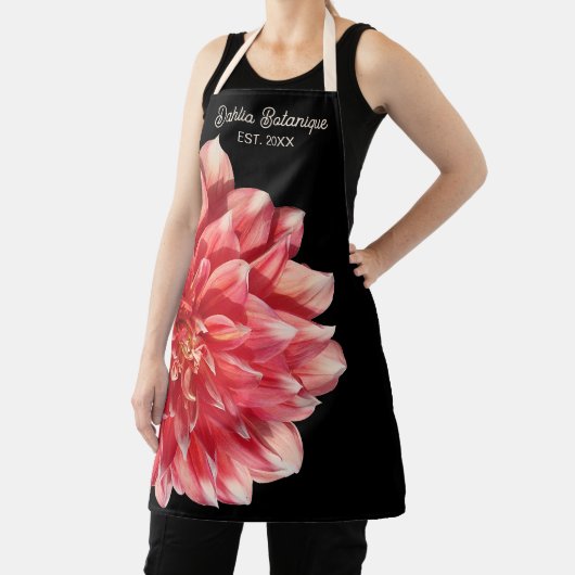  Coral Red Dahlia Winkelnaam op zwart Schort (Insitu)