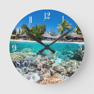 Coral reef and a tropical resort ronde klok