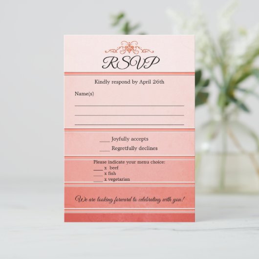 Coral Striped Ton sur Ton Wedding RSVP Kaart (Staand voorkant)