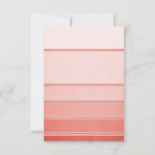 Coral Striped Ton sur Ton Wedding RSVP Kaart (Achterkant)