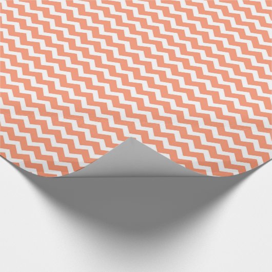 Coral White Chevron Pattern Wrapping Paper Cadeaupapier (Hoek)