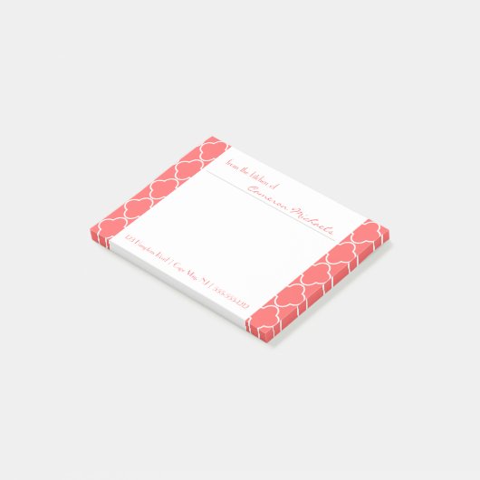 Coral | Wit Quatrefoil Patroon Monogram Post-it® Notes (Schuin)