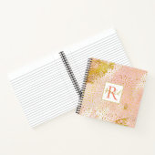 Corale perzik waterverf, gouden confetti-monogram notitieboek (Binnen)