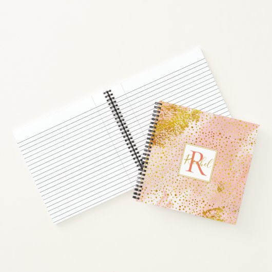 Corale perzik waterverf, gouden confetti-monogram notitieboek (Binnen)