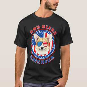 Corgi Dog breekt de Amerikaanse vlag op het vierde T-shirt