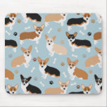 Corgi Dog Paws en Botten Muismat<br><div class="desc">Cute Corgi-honden met flauwte,  rode en tri-kleuring met pootafdrukken en botten van honden.</div>