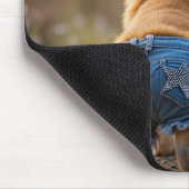 Corgi hond draagt blauwe jean shorts muismat (Hoek)