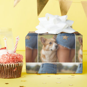 Corgi hond met jonge vrouw in denim shorts cadeaupapier