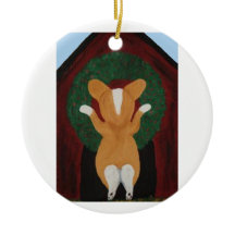 Corgi plaatst Kerstkrans op Hondenhok