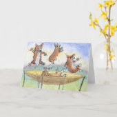 Corgis op een trampoline Verjaardag KAART (Gele Bloem)