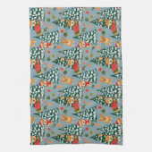 Corgis versiert de kerstboom in het bos theedoek (Verticaal)