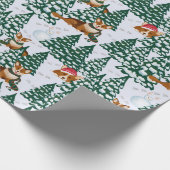 Corgis versiert de kerstboom in het witte bos cadeaupapier (Hoek)