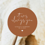 CORIANDER Bohemian Terracotta Wedding altijd Favor Ronde Sticker<br><div class="desc">Deze sticker is voorzien van een stijlvol, handgeschreven lettertype en een modern, minimalistisch ontwerp met de uitdrukking "Het was altijd u" met een verbrande oranje terracotta en een witte kleurencombinatie. Verander gemakkelijk de namen en de datum op de sticker en geef alle kleuren door "klik uit om verder aan te...</div>