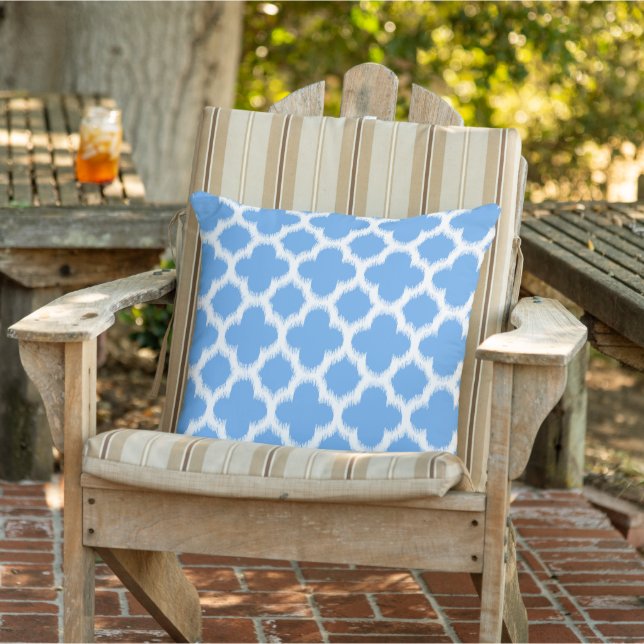 Cornflower Blue White Ikat Quatrefoil Patroon Buitenkussen (Stoel)