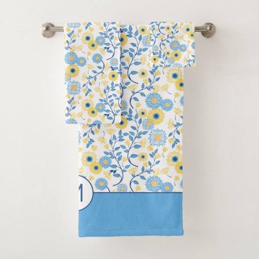 Cornflower Blue Yellow Floral Pattern Monogram Bad Handdoek (Insitu)