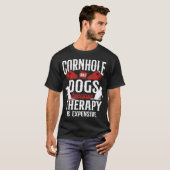 Cornhole Bean Bag Cornhole en honden omdat T-shirt (Voorkant volledig)