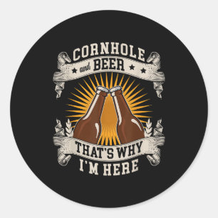 Cornhole en bier, daarom ben ik hier Cornhole Ronde Sticker