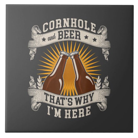 Cornhole en bier, daarom ben ik hier Cornhole Tegeltje (Voorkant)
